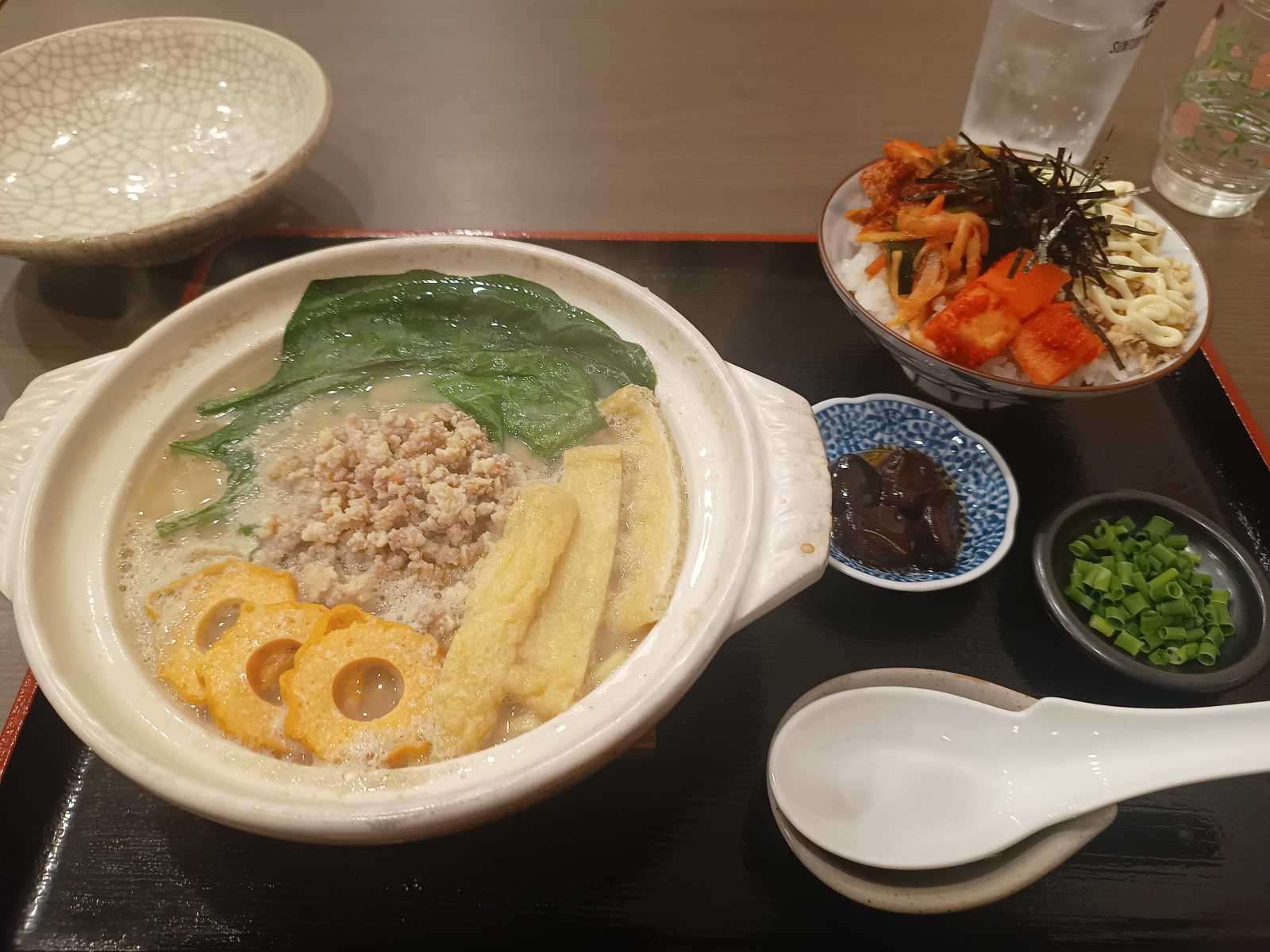 写真は「鍋焼き拉麺」と「鹿水丼」